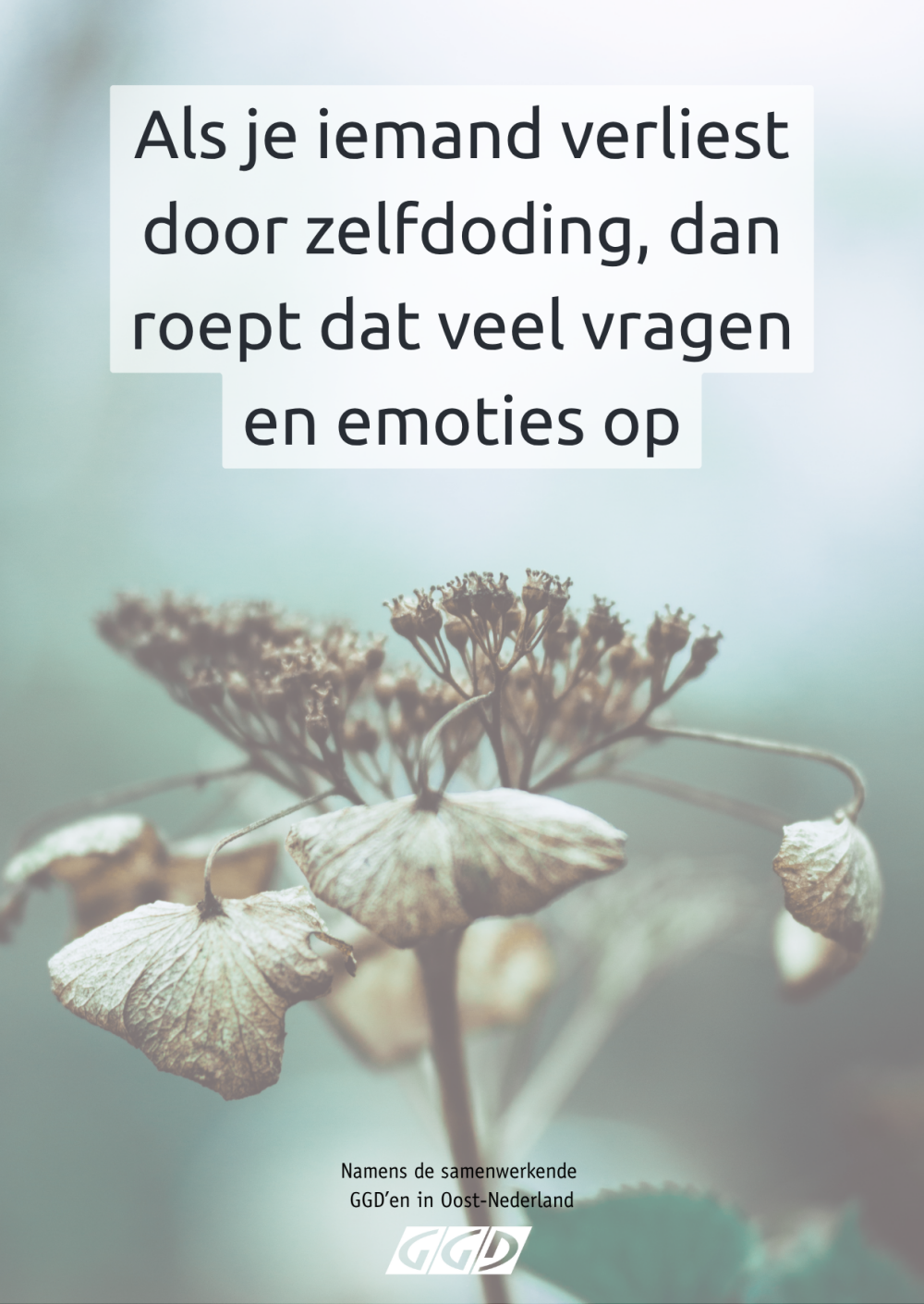 Bloem met tekst; Als je iemand verliest door zelfdoding, dan roept dat veel vragen en emoties op. Namens de samenwerkende GGD'en in Oost-Nederland